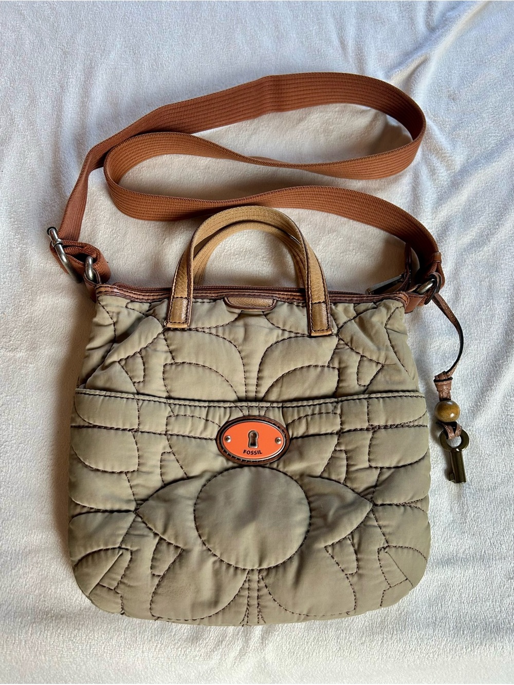 Fossil Floral Quilted Key Per Crossbody Bag in Khaki with Tan Strap